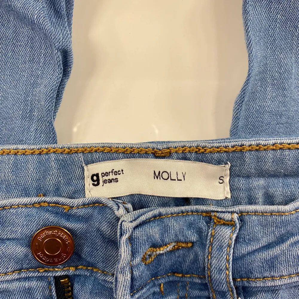 Molly jeans från GinaTricot i en blå ton, superfint skick! Storlek S . Jeans & Byxor.
