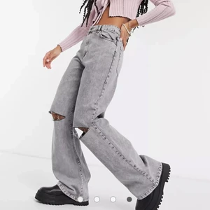 The 90’s gråa jeans - Säljer dessa jeans eftersom de inte kommer till användning, i nyskick! 💞 köpta för ca 300kr, passar mig som brukar ha m
