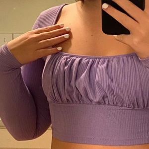 ribbad magtröja - söt lila magtröja, sitter väldigt fint på.