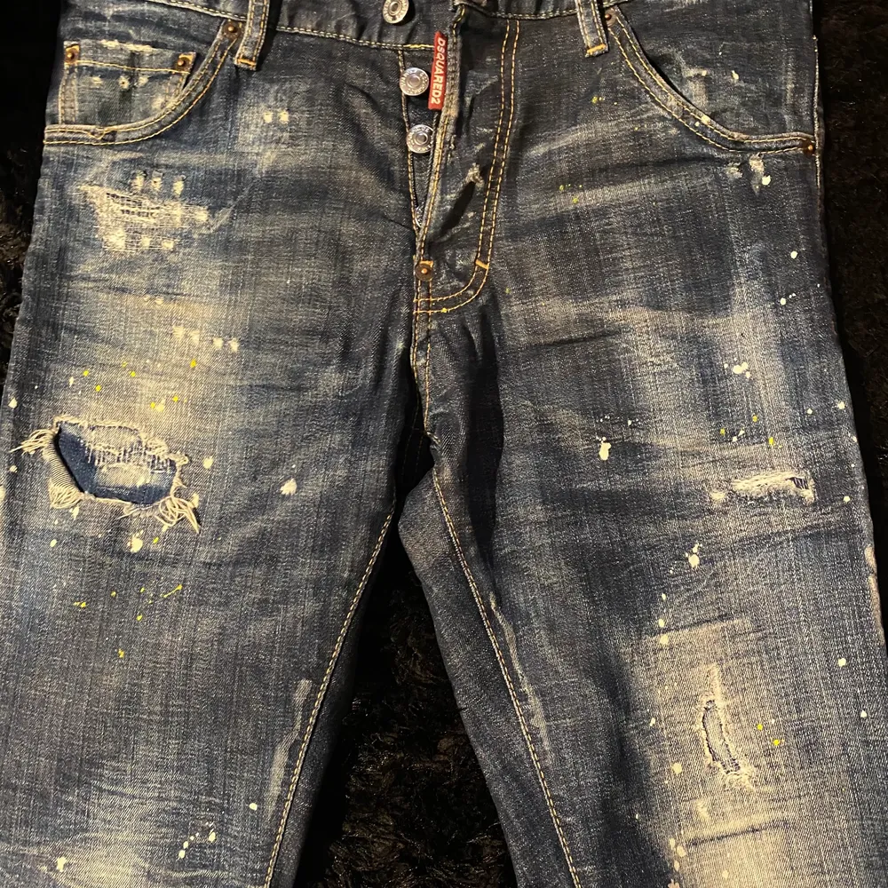 Blå Jeans från Dsquared2, utmärkt skick bortsett från mindre skråma på vänster knä. Köpta från FARFETCH för 4600kr.. Jeans & Byxor.
