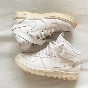 Höga Nike air force - Säljer dessa snygga höga Nike air force eftersom de inte kommer till användning! De är i använt men fint skick! Nypris 1095kr💞