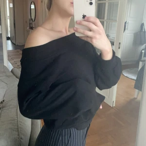 Sweatshirt  - Off-shoulder sweatshirt ifrån HM! 🤍