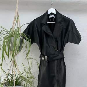 Super snygg svart klänning i fake skinn från Ivyrevel (Kenzas klädmärke) i strl 36. Sålde slut direkt. Använd vid ett tillfälle🖤 Nypris 1299kr