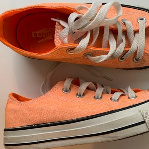 Converse skor - Jättesnygga korallfärgade Converse skor🧡Storlek 36,5 men bör även passa 37. Skriv för fler bilder! 