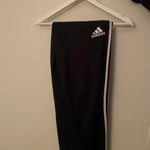 Adidas byxor - 150kr inklusive frakt💓 Adidas byxor i storlek S, knappt använda