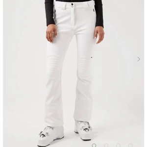 J. Lindberg skidbyxor - Säljer ett par skidbyxor, inköpte förra året för 3000 kr, storlek M  Säljer på grund av för små Finns att hämta i Västerås eller går att skickas med spårar frakt 