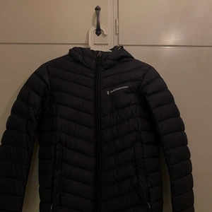 Jacka - Peak performance W Frost Down Hood Jacket, i väldigt bra skick. Nypris ligger på ca 2000kr. För fler bilder, hör av er!