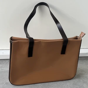 Vintageväska - Väska från märket Serena Valenti (Italien) säljes. I bra skick, med god utrymme i väskan. 