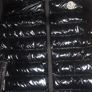 Moncler storlek L - Den är i nytt skick och är 1 månad gammal för män, ingen returnering vid leverans!