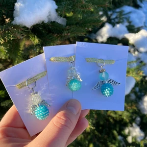 Lyckoängel🤩❤️❤️ - Dessa änglar kan du sätta på dina nycklar som en fin detalj! Det medföljer en karbinhake eller en bindring i köpet, vilket av de väljer du själv!💕 Ängeln är liten och passar bra på ett träns, grimma eller på din hunds halsband😍  OBS Fraken är inräknad i priset och priset är styck. 