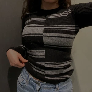 Mönstrig ribbstickad tröja - Säljer denna snygga tröja från Lindex då den tyvärr inte kommer till användning, perfekt för våren! 🌸✨ Fraktkostnaden beror på plaggets vikt, kan även mötas upp i Stockhomsområdet ✨