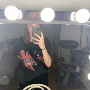 Band till väska från Carin Wester  - Ett svart band från Carin Wester med CW loggan. Nyskick. Säljs inte längre vad jag vet. Funkar till vilken väska som helst💕.                                                       Vill man ha spårbar frakt blir det 51kr. Annars kan man få standard leverans för 27kr