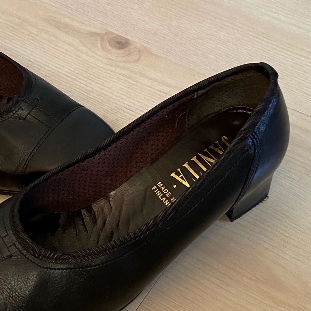 Svarta högklackade skor i storlek 39 med typ 4 cm hög klack. Jag är osäker om materialet är riktig läder eller imitation. I bra skick. . Skor.