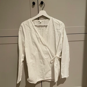 Vit blus COS - Vit blus från COS, bra skick i storlek 36