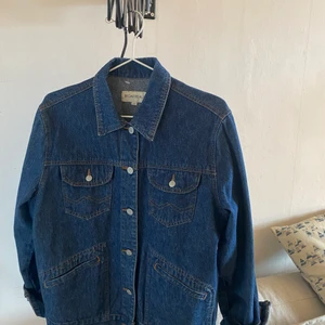 Klassisk Jeansjacka stlk S -M  - Härlig vårjacka i jeanstyg! Köpt second hand men känns som ny. Från märket bigarreau. Står storlek 42 men passar från S-M beroende på hur man vill att den ska sitta!