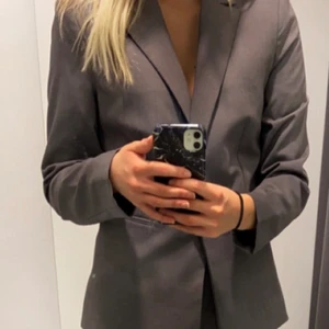 Grå Kavaj MANGO - Säljer en grå kavaj ifrån MANGO. Använd ett fåtal ggr därav jättebra skick! Storlek M🤍🤍🤍