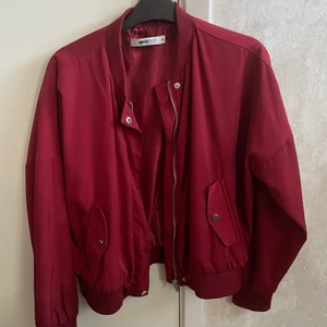 Bomberjacka  - Röd tunnare bomberjacka 