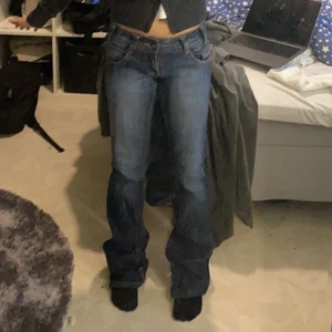 Lågmidjade byxor  - Säljer dessa lågmidjade byxor från only som sitter jätte fint!. Väl använda men är fotfarande i bra skick. Gylfen är sönder men den går att dra upp ifall man bara lägger ner lite tid på den ☺️ priset kan diskuteras!