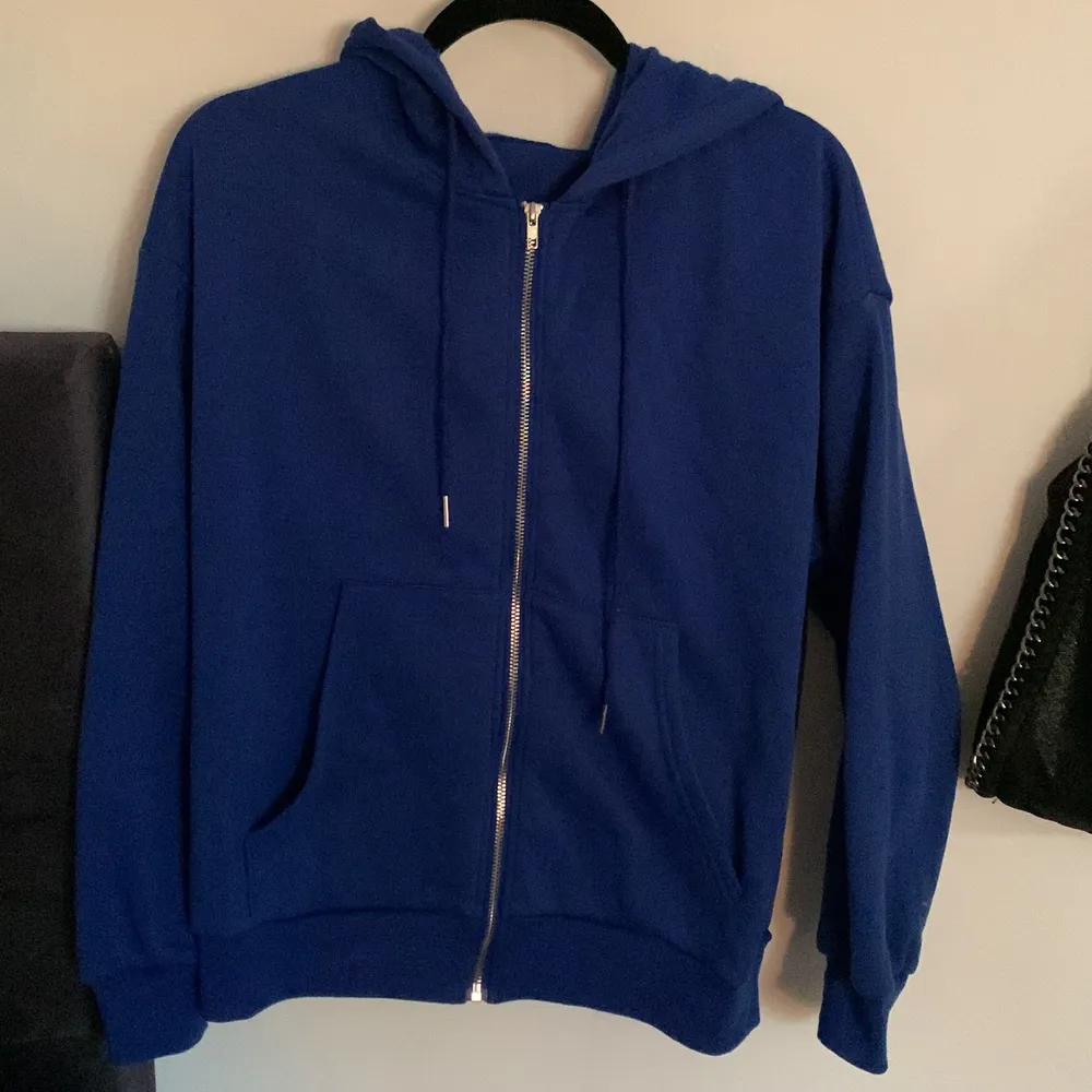 Säljer denna snygga blå tröja då den aldrig kommit till användning. Buda gärna💕 direktpris 70kr + frakt. Tröjor & Koftor.