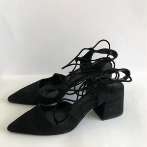 Zara klackskor - Zara klackskor med knytsnören. Storlek 37. Använda fåtal gånger.