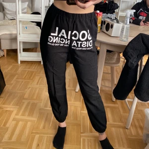 Svarta mjukisbyxor i M - Nästan nyskick. Svarta högmidjade mjukisbyxor med tryck. är 167 o dom passar bra i längden. 40kr + frakt