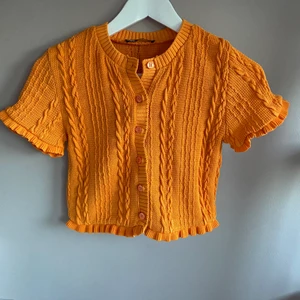 Orange kofta - En orange kofta med stickat mönster❤️‍🔥Den är i fint skick och sparsamt använd. För intresse kan man skriva privat😋🧡