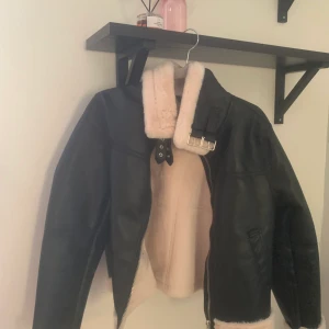 Skinnjacka med fluff foder - Skinnjacka från H&M (fakeskinn), med mjukt fluffigt foder. Har snygga spännen och detaljer till! Köparen står för frakt, tar endast betalning på swish✨