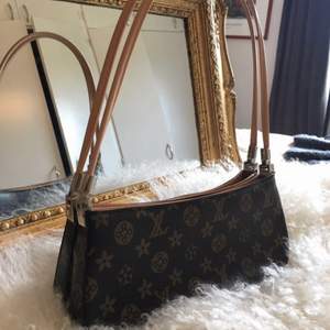 Louis Vuitton handväska med dubbeldragkedja i bra skick. Inte för liten eller för stor och smidig att ha med sig. Säljes för 150kr! (ej äkta) 👜👜 