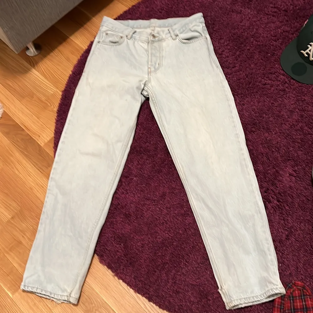 Good quality lightblue jeans, they are baggy but good fit in the waist line, good condition no visible scuffs or damage. Jeans & Byxor.