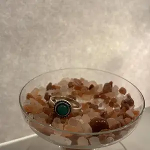 En vanlig fin ring med ngn blå/grön kristall/ Sten i mitten❤️