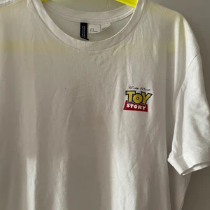 Disney.    Storlek: M - Det är en ganska tunn och luftig tröja, på framsidan av tröjan så finns det ett Toy Story märke och över den så  finns det en liten text som det står Disney Pixar som texten håller på att falla av MEN en tvätt så försvinner den Disney Pixar texten bort, den är också ifrån Disney land, den har använts 1 gång och hoppas att någon är intresserad ( går att diskutera priset )