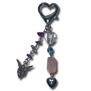 Handgjord nyckelring med en samlig av olika sorters pärlor och charms 👼🏼 50kr + 12kr frakt
