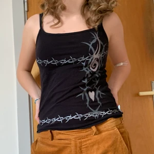 Topp med tryck - Svart topp/linne med såå coolt tryck. Asskön, sitter asbra. Köparen står för frakt, skriv vid frågor!😘😘