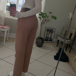 Rosa jeans - Säljer dessa jeans i en ”smutsrosa” färg! Normala i midjan och sitter ganska löst på mig som är xs. Slutar vid ankeln på mig som är 170 cm lång, köpte second hand så märke är oklart💖