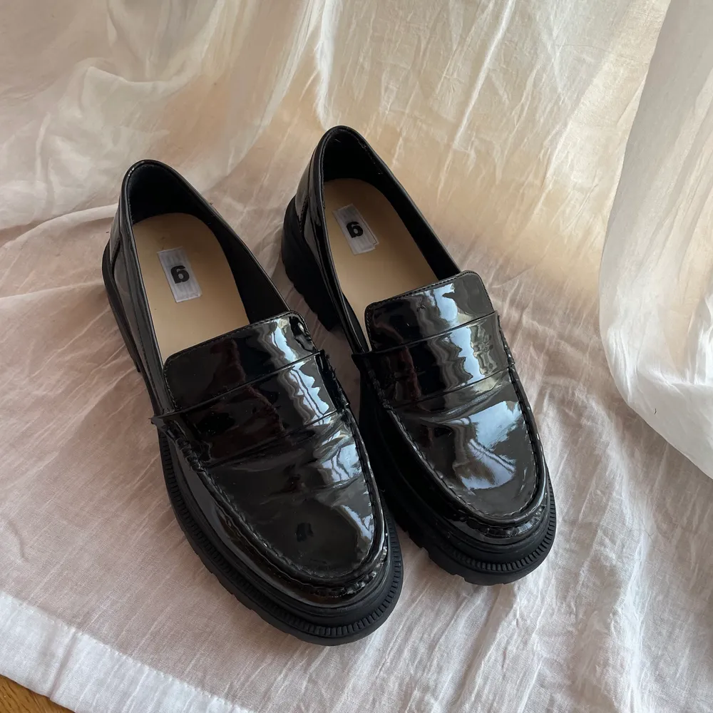 Svarta loafers i lackmaterial från Gina tricot. Lite kraftigare sula med fina detaljer som tyvärr är lite för små för mig. Använts endast en gång. Köpare står för frakten💗. Skor.