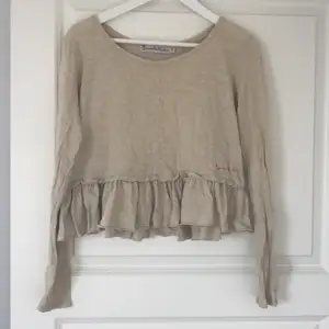 Beige långärmad topp från Bondelid med volang nedtill. Aldrig använd🧸