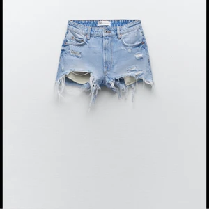 Zara jeansshorts 36 - Super fina jeansshorts från Zara i storlek 36, säljer pga att jag fick hem fel. Nypris 359 men säljer för 150 + frakt!!!