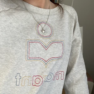 Isabel marant sweatshirt - Säljer nu min supercoola Isabel marant sweatshirt! Den är ljusgrå melerad och har bokstäver av lite olika färger. Nypris är 2300kr och denna tröja går inte att köpa längre vilket gör den unik. Storlek 34❤️ säljer för 1000kr. Inga fläckar 