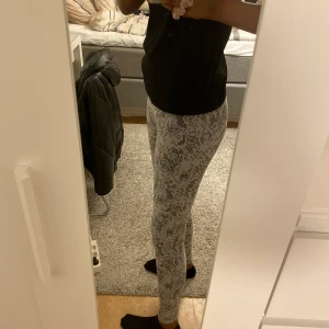 Röhnisch träningstights  - Ett par mönstrade träningstights från märket Röhnisch. Supersköna och knappt använda.