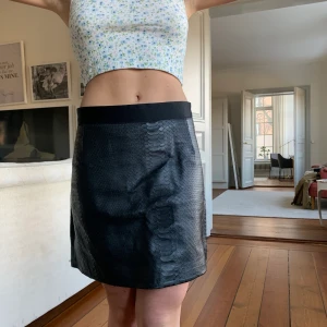 Läderkjol  - Asball Läderkjol med lite ormskinns-liknande stil. Använd 2 gånger! 