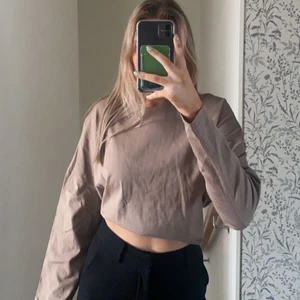 Beige tröja  - En beige jättefin tröja från Bikbok som är lite öppen i ryggen, den är helt oanvänd med lappen kvar🤎🤎 frakt står köparen för