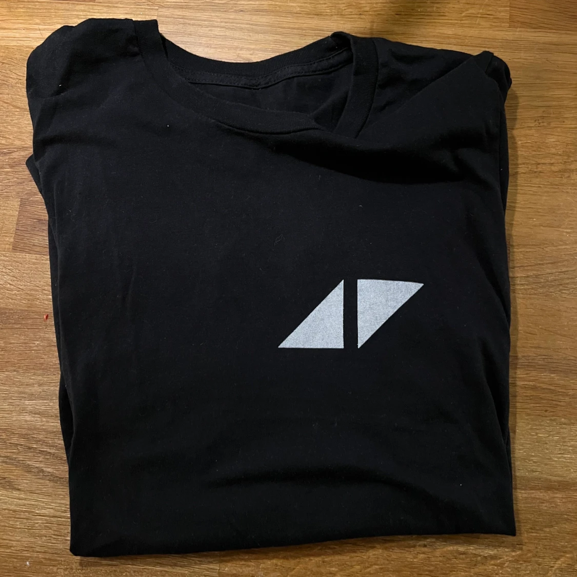 T-shirt med Avicii tryck - 90