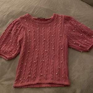 Jättefin stickad tröja från Zara med pärlor på! Köpte i julas och har bara använt en gång, säljer pga att den inte riktigt har vart min stil så hoppas någon annan vill ha den❤️ !! Köparen står för frakten !! 
