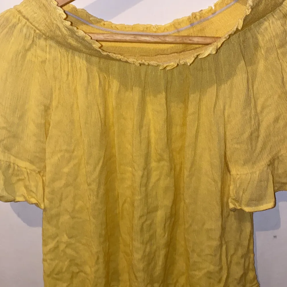  Den är gul och Uppe Är det stretch sig och tygen är ganska smalt projekt för sommaren botten är det cirklar runt hela tröjan. T-shirts.