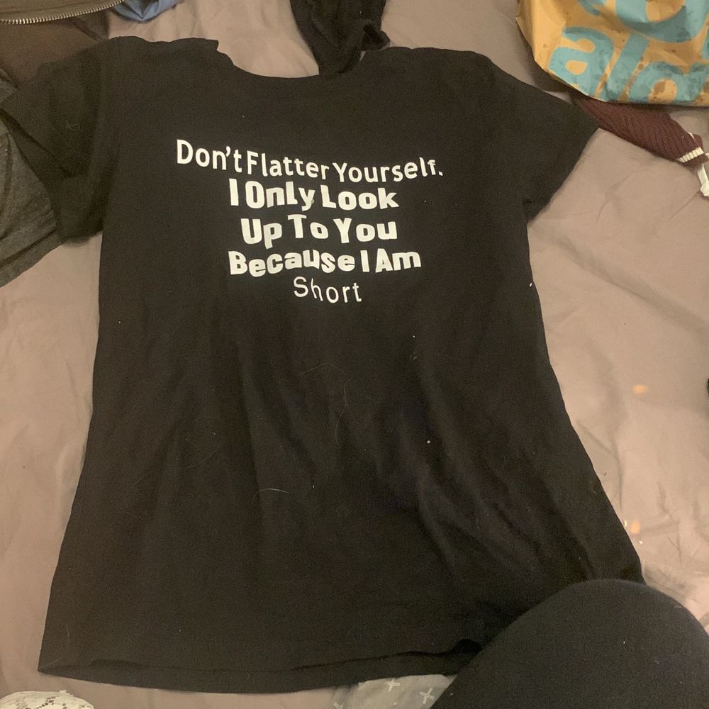 Säljer denna tröja då jag ej använder den sitter super skönt💓. T-shirts.