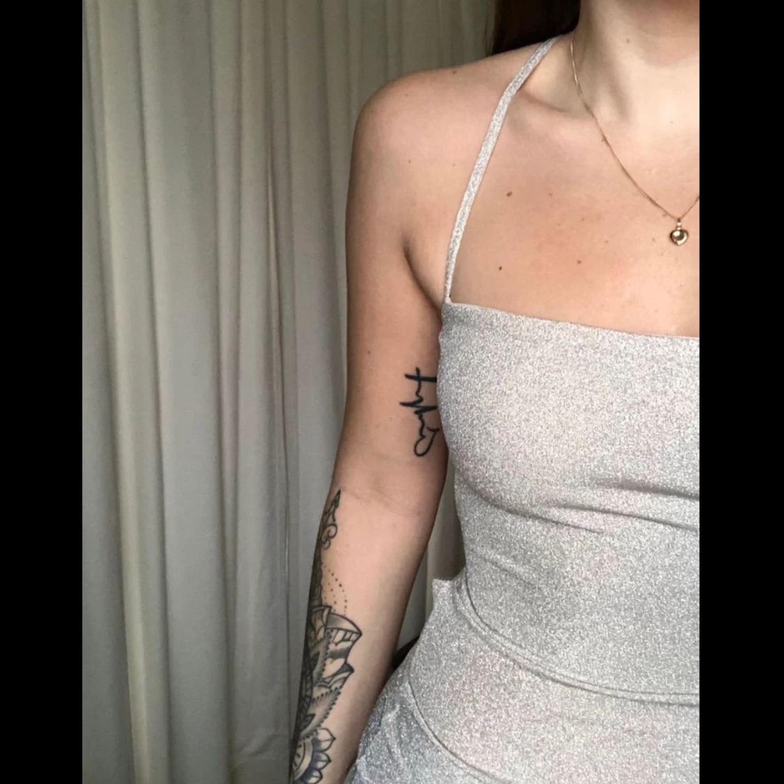 Snygg klänning med öppen rygg - 90