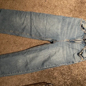 Blåa jeans  - Raka blåa jeans från Lindex. I bra skick. Kolla in min profil säljer massa annat! Om du är intresserad av fler saker kan vi komma överens om ett paketpris☺️