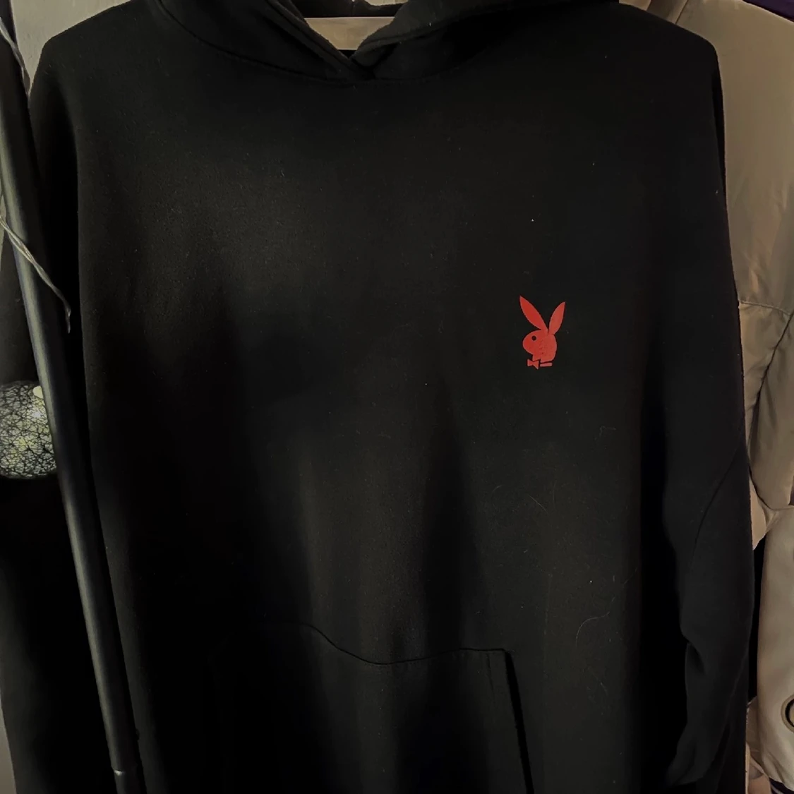 Svart/röd playboy hoodie - 90