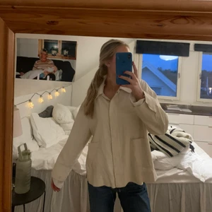 Beige/vit jacka i linne - Beige / urtvättat vit färg. Superfin & aldrig använd. Den är i ett linnematerial ( tror jag de kallas ) & är superbra nu till våren, nypris 599kr