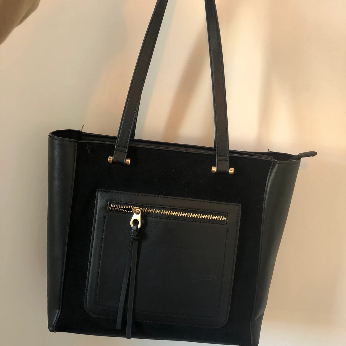 Väska med guld detaljer 